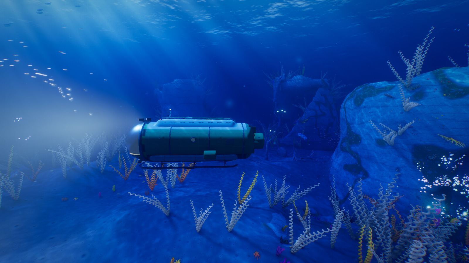 Le petit sous-marin, projecteur allumé, au-dessus d’un fond couvert d’algues